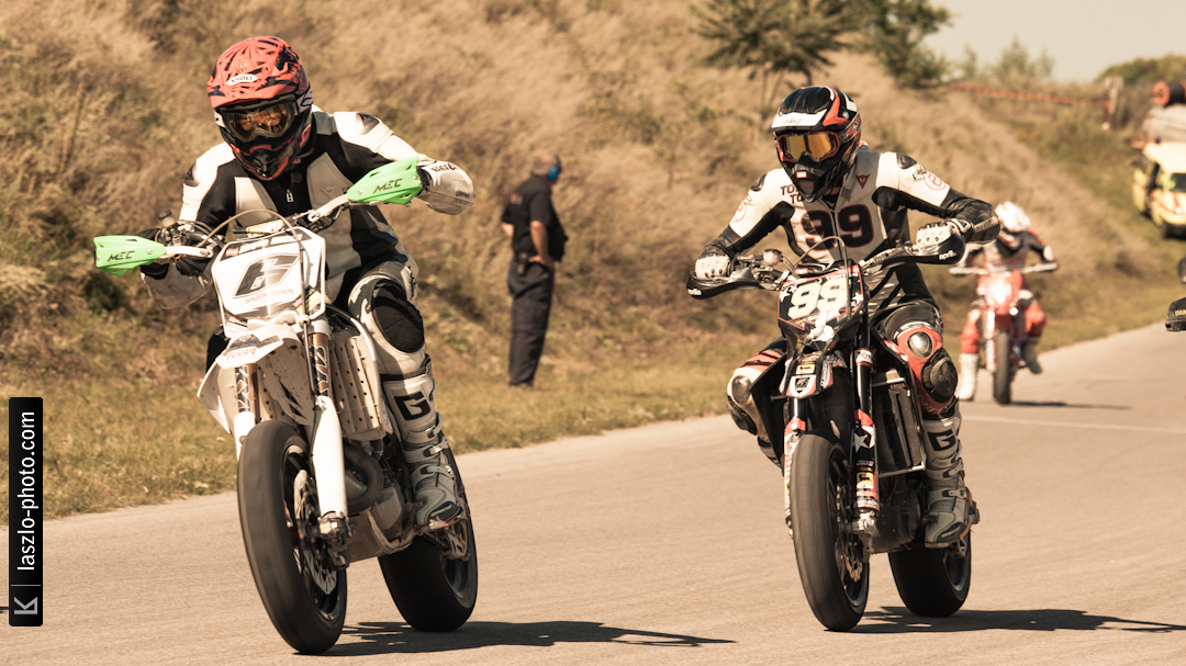 Supermoto - Chicks on Bikes