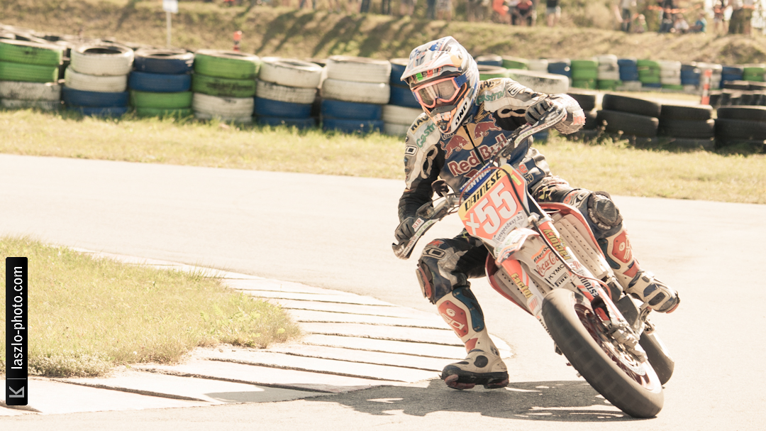 Supermoto - Chicks on Bikes