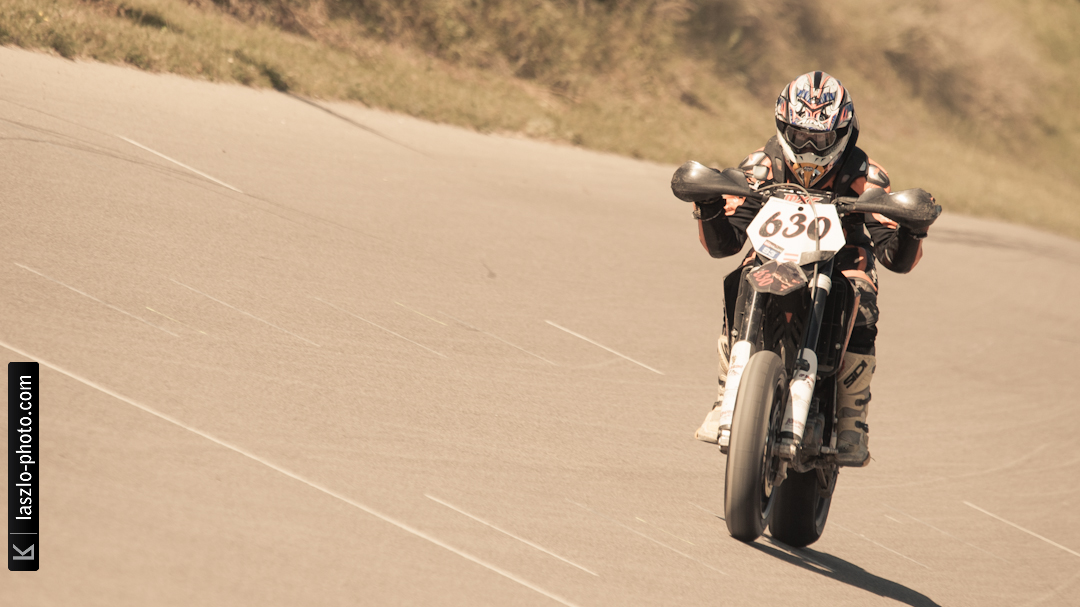 Supermoto - Chicks on Bikes