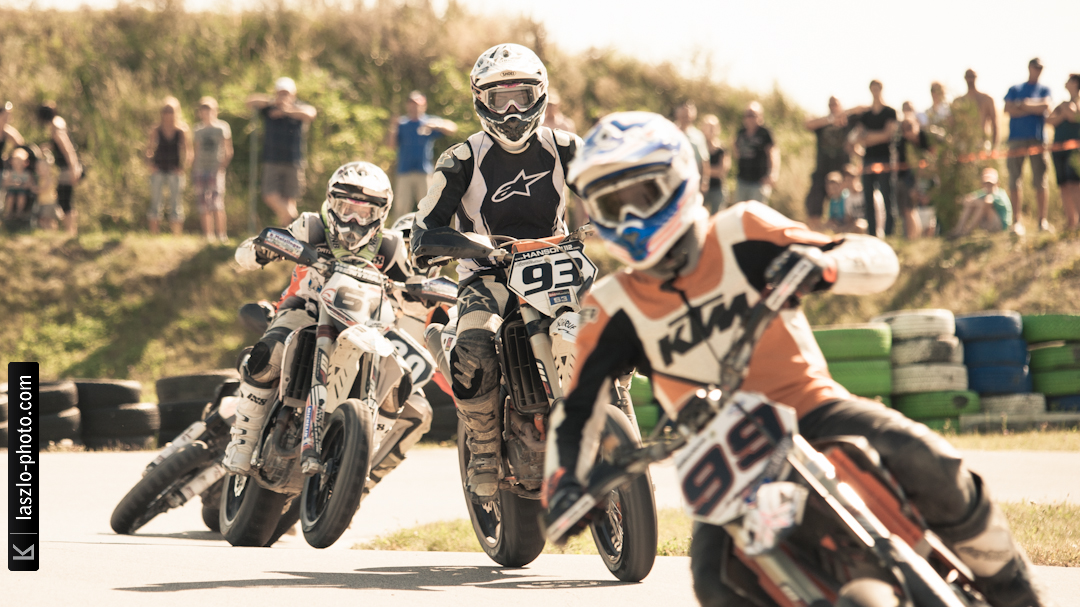 Supermoto - Chicks on Bikes