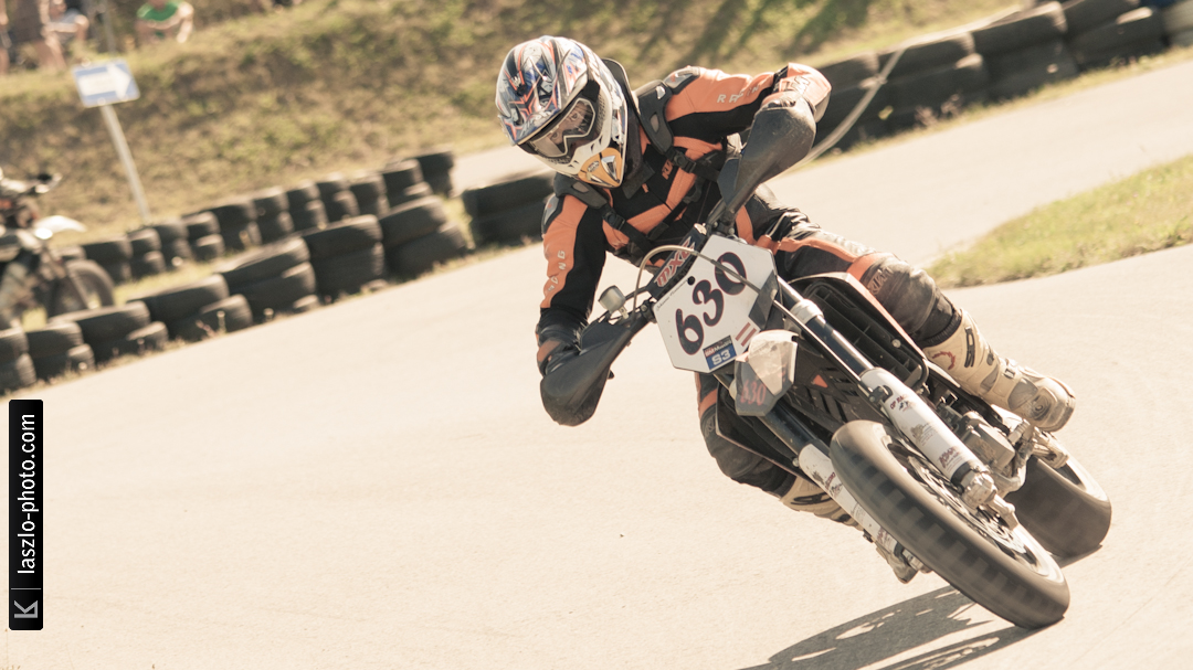 Supermoto - Chicks on Bikes