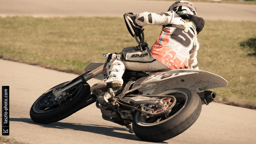 Supermoto - Chicks on Bikes
